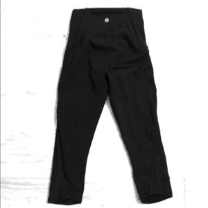 Lululemon Cropped ‘Train Times’ Pants. Black.